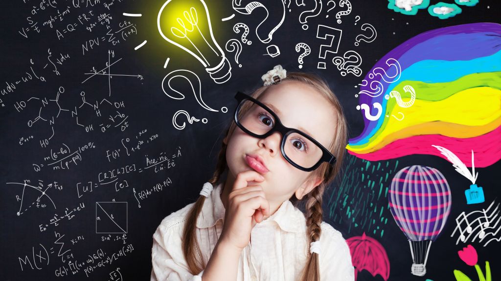 Ein nachdenkliches Mädchen mit einer Glühbirne über ihrem Kopf, umgeben von mathematischen Formeln, Fragen und bunten Gedankenblasen auf einer Tafel.