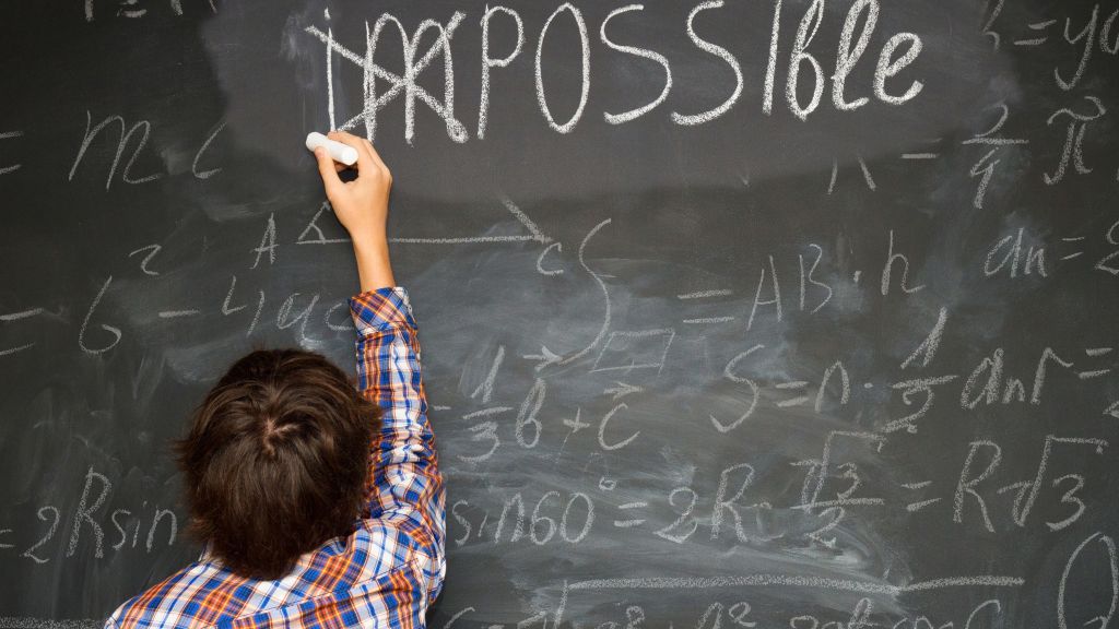 Ein Kind, das mit Kreide an einer Tafel schreibt und das Wort 'IMPOSSIBLE' durchstreicht, um 'POSITIVE' zu betonen. Im Hintergrund sind mathematische Formeln und Gleichungen zu sehen.