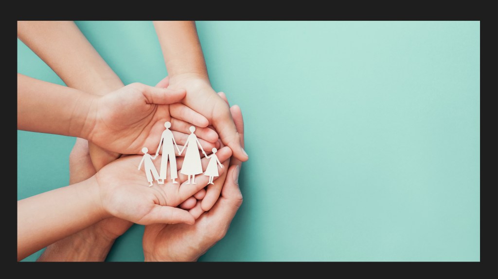 Hände von mehreren Personen vereinigen sich zu einem gemeinsamen Körbchen und halten den Scherenschnitt einer Familie. Ergotherapie gestaltet und hat auch einen Auftrag beim Thema Neurodivergenz.