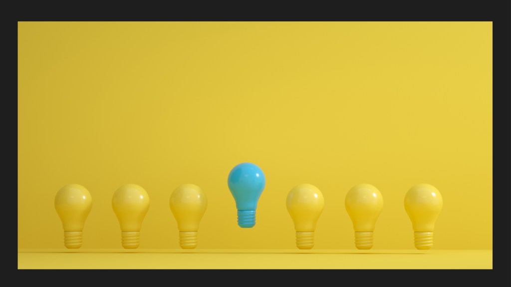 Auf einem gelben Bild mit lauter gelben Glühbirnen nebeneinander aufgereiht, tanzt eine blaue Glühbirne aus der Reihe. Fühlst du dich, wie diese blaue Glühbirne? Wie Neuro divers bist du, finde es raus!