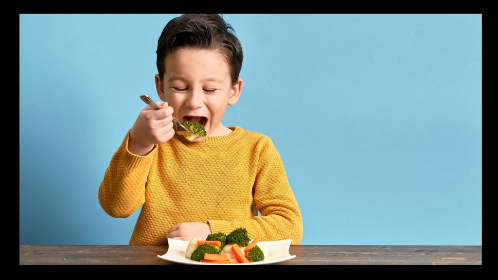 Ein Kind ist begeistert sein Gemüse. Warum ist es wichtig, dass sich Kinder gut ernähren? Vor allem bei Neurodivergenz geht es um eine optimale Versorgung des Hirns, für weniger Stress und eine gute Nervenleitung.