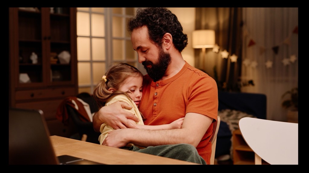 Eltern können ihren Kindern durch Techniken der Co-Regulation helfen, ihre starken Gefühle bewältigen zu lernen.